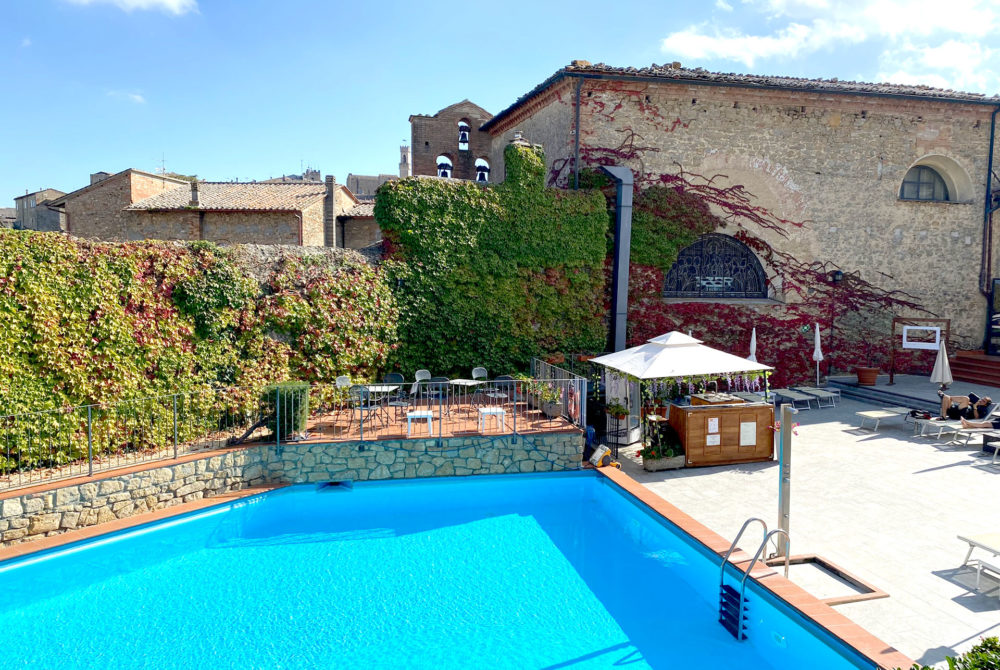 hotel-4-stelle-a-volterra-nel centro-storico-camera con vista sulla piscina