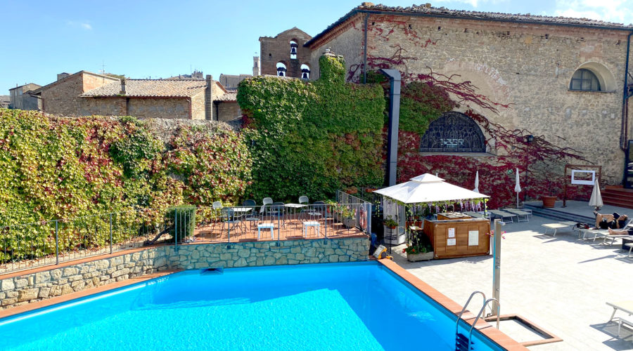 hotel-4-stelle-a-volterra-nel centro-storico-camera con vista sulla piscina