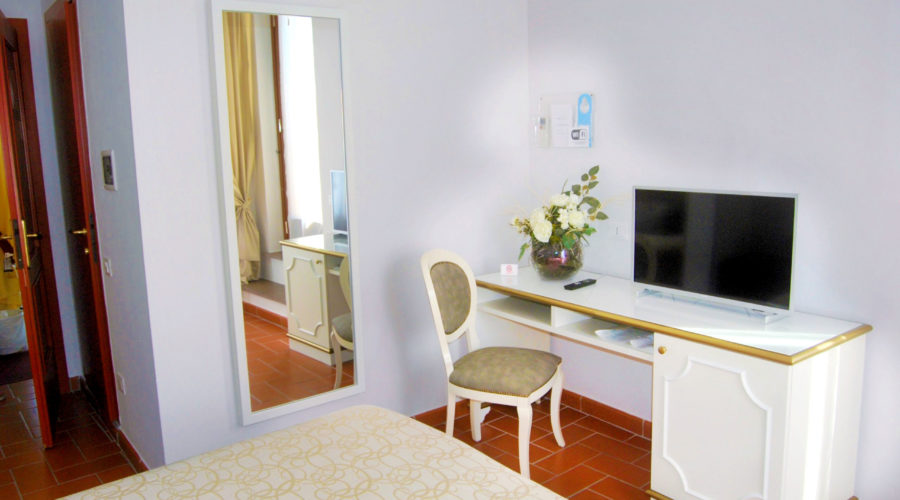 camera-deluxe-hotel-4-stelle-a-volterra-centro-storico-hotel-san-lino-dettaglio-2