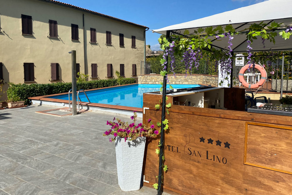 centro-storico-di-Volterra-Hotel-San-Lino-Aperitivo-a-bordo-Piscina-