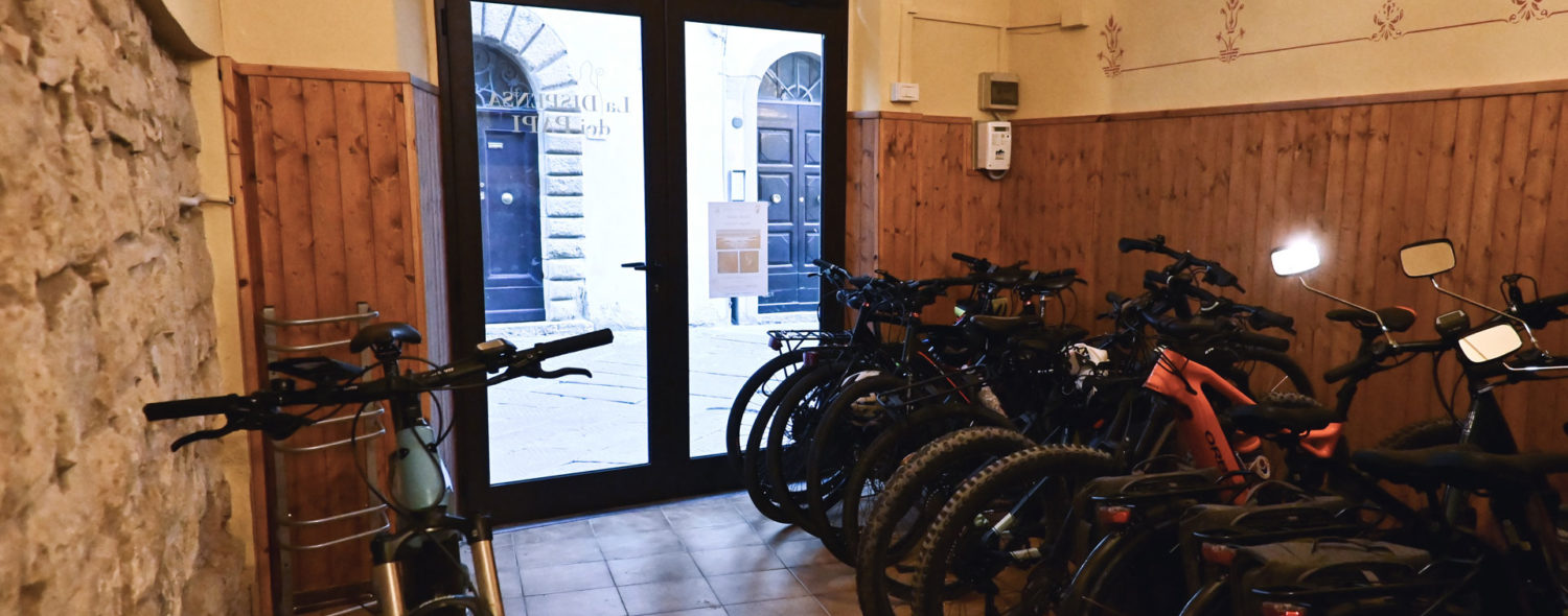 bike parking - bike tuor val di cecina hotel san lino nel centro storico di volterra