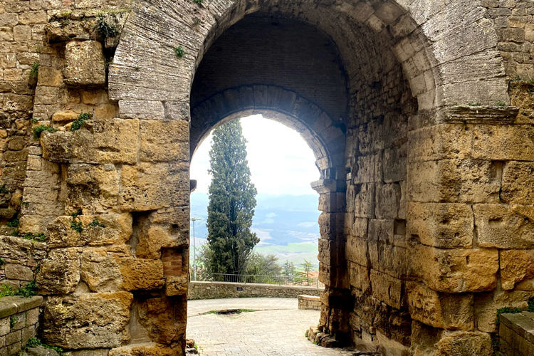 Borghi di Toscana, Scopri Volterra, botteghe d'alabastro e bronzo, scorci panoramici e vicoli caratteristici - Ti aspettiamo, Hotel San Lino.