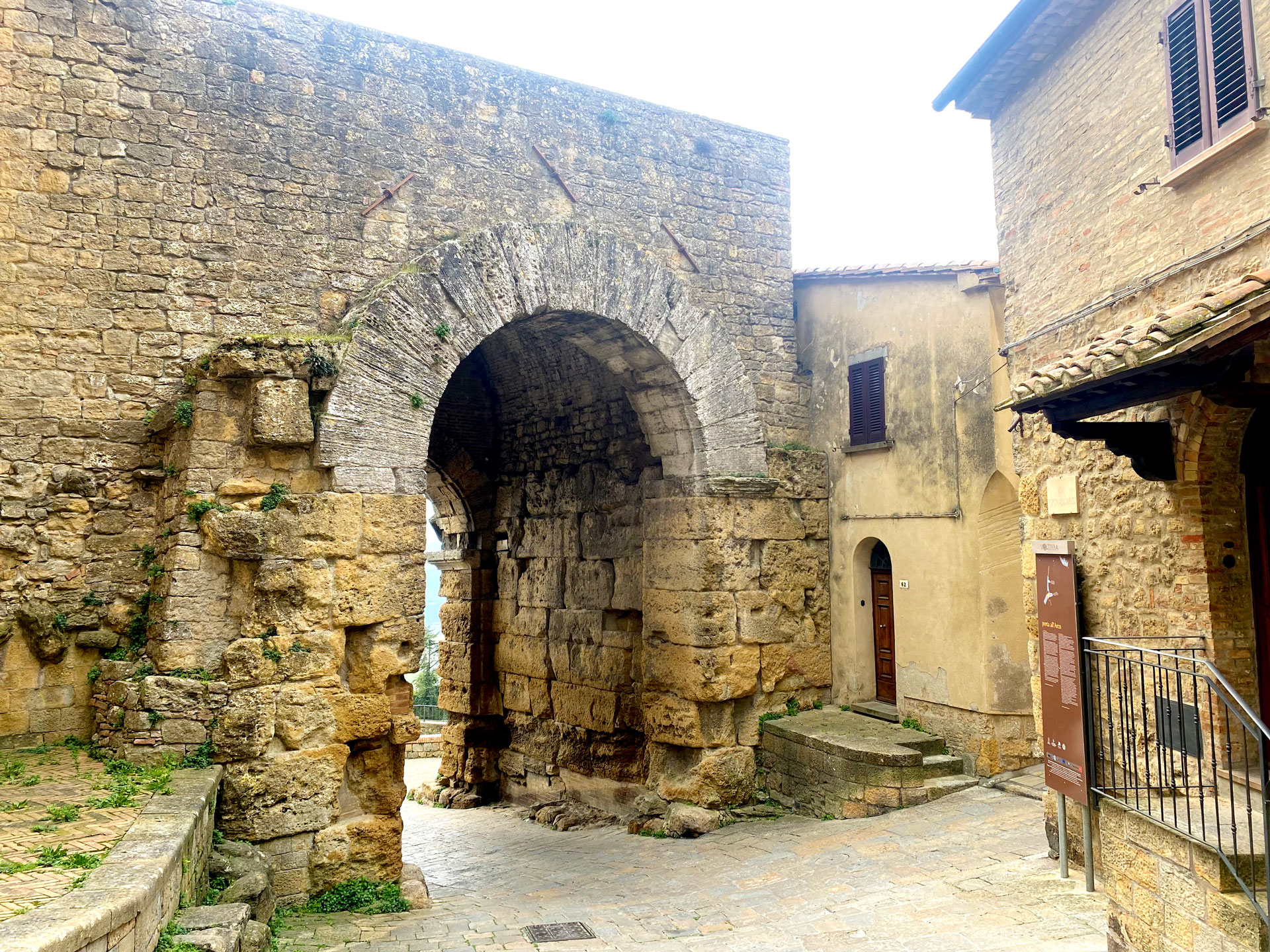 Borghi di Toscana, Val di Cecina, Volterra Porta all'arco