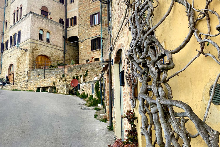 Borghi di Toscana, Scopri Volterra, botteghe d'alabastro e bronzo, scorci panoramici e vicoli caratteristici - Ti aspettiamo, Hotel San Lino.